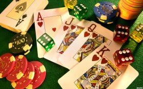 king play စလော့ mobile app slot games မြန်မာ Android smartphone ဖြင့် ကစားနေသောမြင်ကွင်း